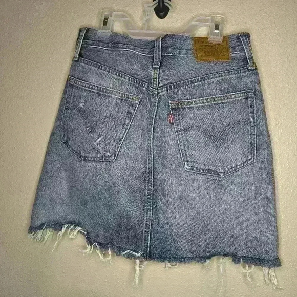 Levi Strauss & Co high waisted 5 button Denim Distressed Mini Skirt Size 27 mini - Picture 4 of 8